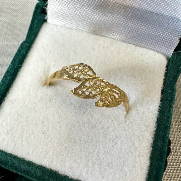 Vintage Oro 10K Gold Three Leaf Filigree Ring