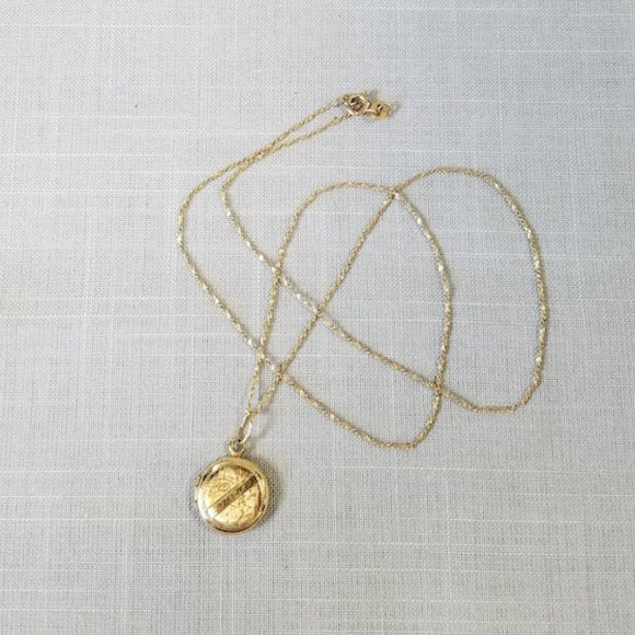 Vintage Antique Small Round Gold locket on 14K chain