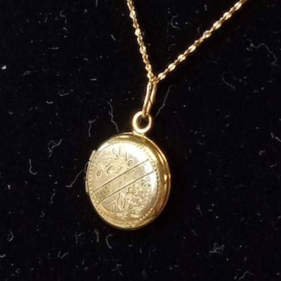 Vintage Antique Small Round Gold locket on 14K chain