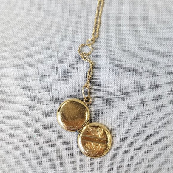 Vintage Antique Small Round Gold locket on 14K chain